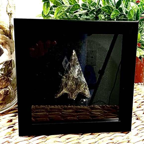 Black obsidian carved arrow head framed art - Picture 3 of 5
